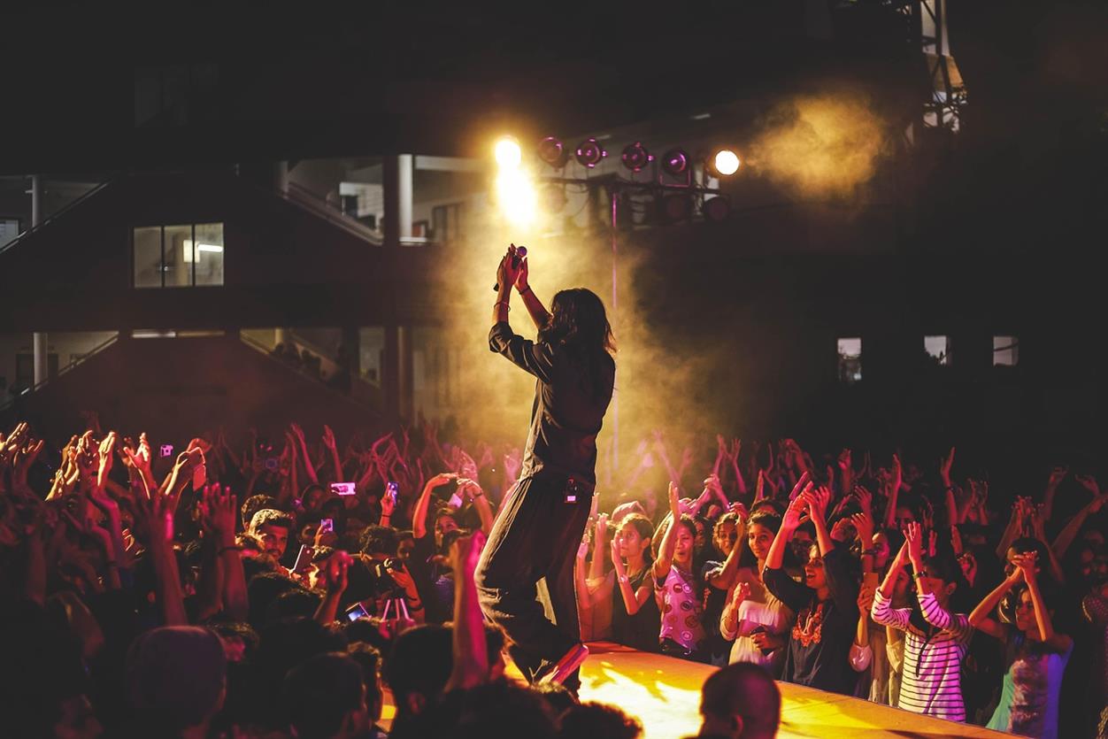 Topticketshop is uitgegroeid tot een van de meest vertrouwde ticketplatforms van Nederland en biedt fans toegang tot concerten, musicals, festivals, theatervoorstellingen en zelfs uitverkochte evenementen. Door een uitgebreid aanbod aan evenementen te combineren met gebruiksvriendelijke tools en veilige doorverkoopmogelijkheden, helpt Topticketshop mensen de tickets te vinden die ze willen, zonder de stress van het zoeken op meerdere sites. Of het nu gaat om het boeken van tickets voor een internationale superster of een geliefde Nederlandse productie, Topticketshop maakt live entertainment toegankelijker en leuker voor iedereen.