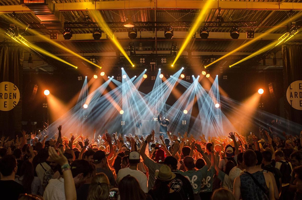 Nederland is al lang een bruisende bestemming voor live entertainment en 2025 belooft een spannend jaar te worden voor liefhebbers van muziek, theater en cultuur. Van internationale sterren als Laufey en André Rieu tot iconische Nederlandse producties zoals Soldaat van Oranje en 40-45 De Musical, de agenda staat vol met diverse optredens in de beste podia van het land. Of het nu in een grote arena als Ziggo Dome is of in een intiem regionaal theater, het publiek kan zich verheugen op een indrukwekkende mix van concerten, musicals en cabaret die zowel wereldwijd talent als lokale creativiteit in de schijnwerpers zetten.