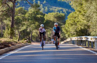 Cycling has always been more than a sport. For many, it is a lifestyle, a community, and even a statement of identity. Le Col, founded by former pro cyclist Yanto Barker, has leaned into this reality by building more than just premium kit. The brand offers a holistic experience that combines performance-driven apparel, a thriving cycling community, and custom gear for riders who want their clothing to reflect both function and passion.