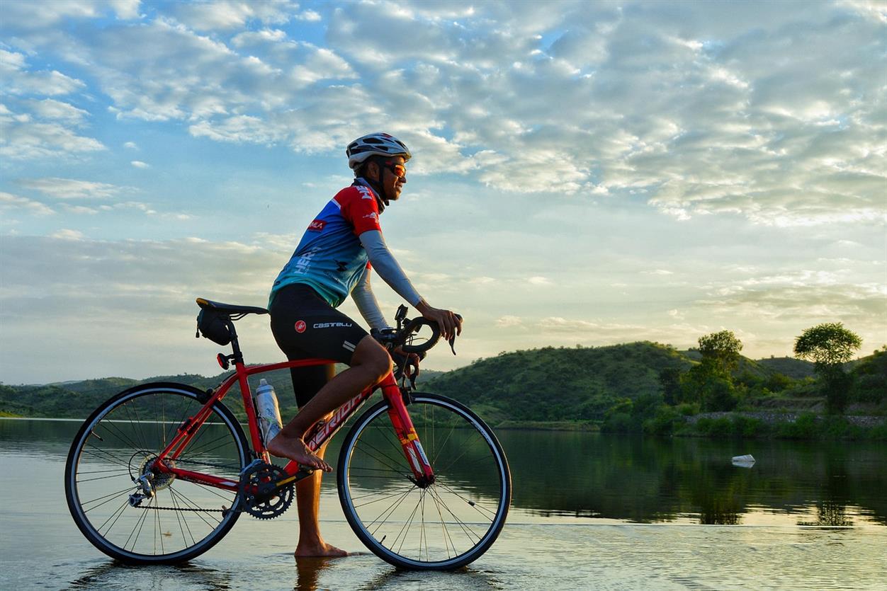 Cyclists know that the right kit can transform a ride from ordinary to extraordinary. Le Col USA brings the same precision-engineered cycling apparel that made the British brand a standout in Europe, now tailored for American riders who demand comfort, performance, and community on every mile. With collections built to endure climbs, descents, and unpredictable conditions, Le Col combines innovation with pro-level experience to deliver kit that works as hard as you do.