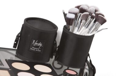 Make-upliefhebbers staan ​​vaak voor de uitdaging om producten te vinden die artisticiteit combineren met dagelijkse draagbaarheid. ZOEVA heeft een reputatie opgebouwd met het creëren van beauty essentials die professionele prestaties combineren met toegankelijke elegantie. Van hun iconische kwasten tot hun langhoudende eyeliners, het merk levert consequent tools en producten die mensen helpen zich zelfverzekerd en creatief te voelen zonder gedoe.